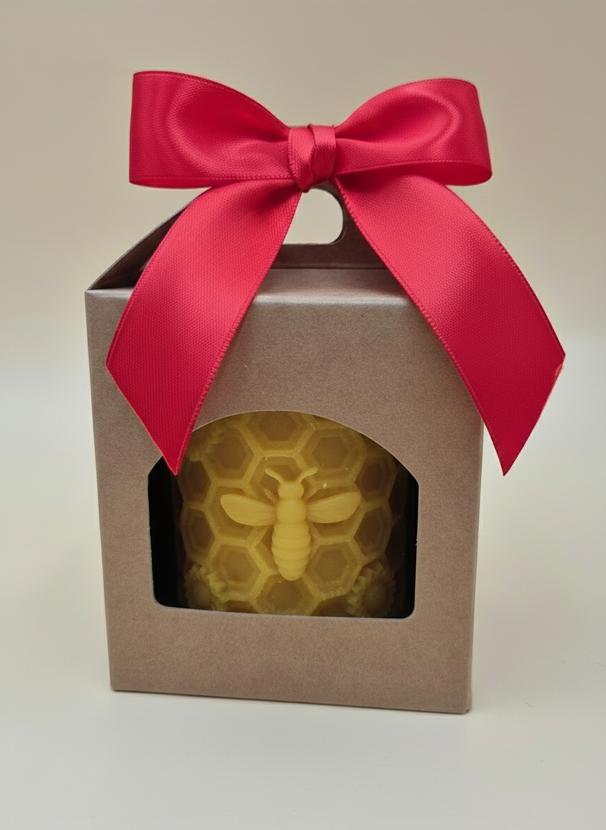 Bienenwachskerze mit einem Bienenmotiv auf einer Honigwabe