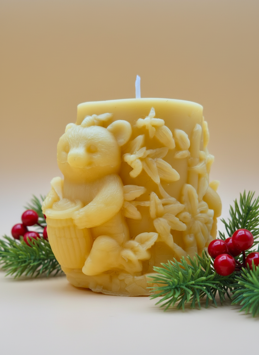 Candela Natalizia in cera d’api motivo Orso Goloso