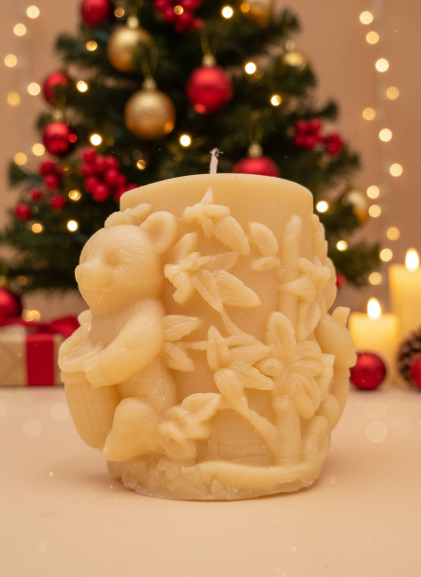 Candela Natalizia in cera d’api motivo Orso Goloso